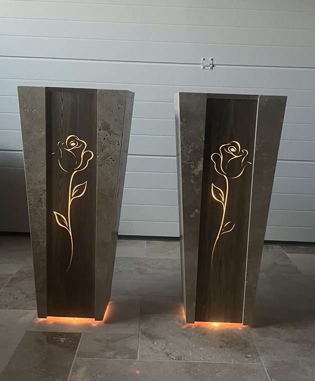 Totems décoratifs en pierre avec motif floral gravé et rétroéclairé