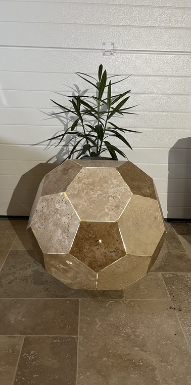 Écrin Polyèdre, jardinière en travertin à facettes avec plante — photo d'atelier