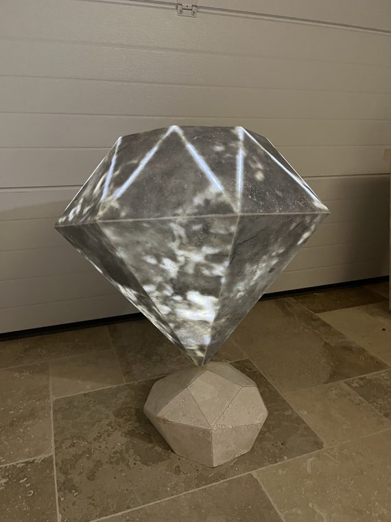 Équilibre Minéral, sculpture facettée en travertin sur socle brut — photo d'atelier