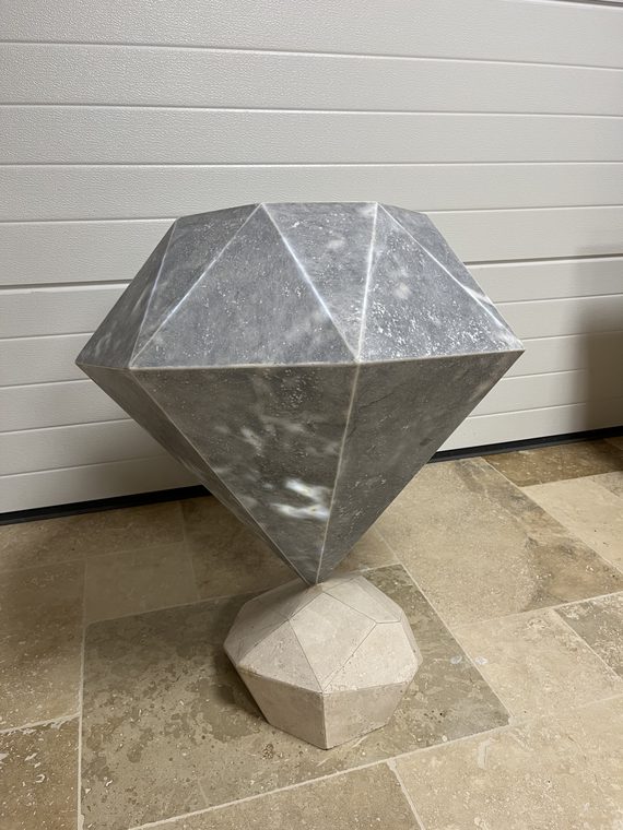 Sculpture Équilibre Minéral en travertin sur socle brut