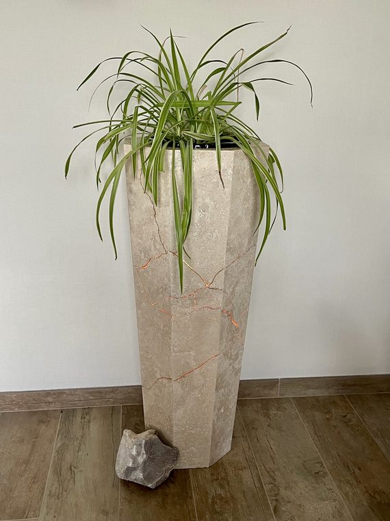 Jardinière en travertin AURAMINERAL, failles rétroéclairées, photo d'atelier