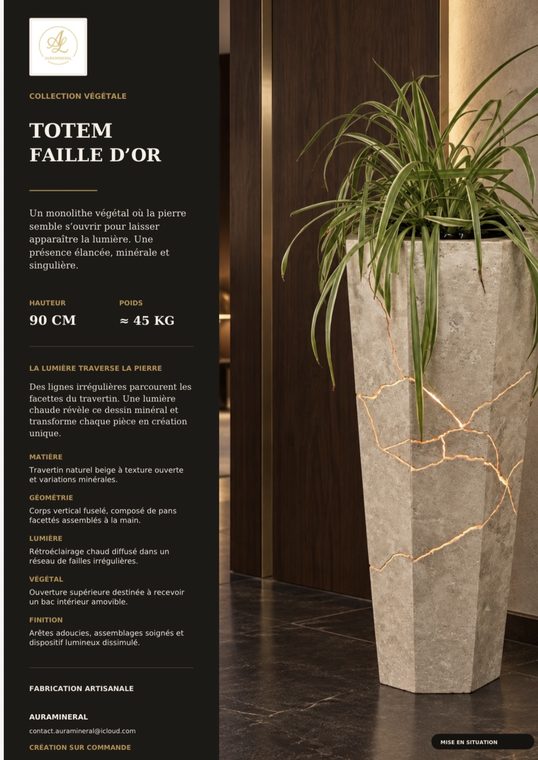 Totem Faille d'Or, jardinière en travertin parcourue de failles lumineuses — mise en situation