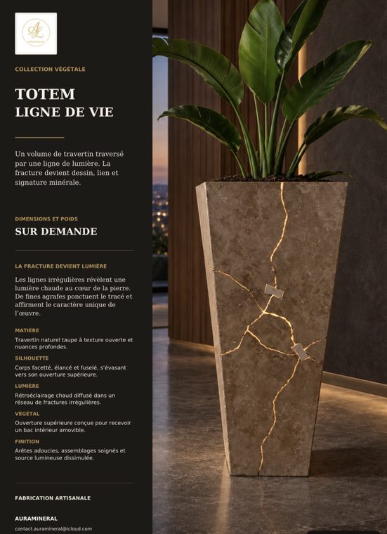 Totem Ligne de Vie, jardinière en travertin traversée par une fracture agrafée — mise en situation