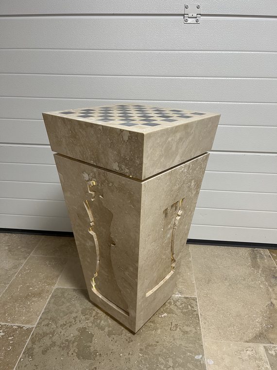 Monolithe Couronne, pièces d'échecs gravées dans le travertin et damier sur le dessus — photo d'atelier
