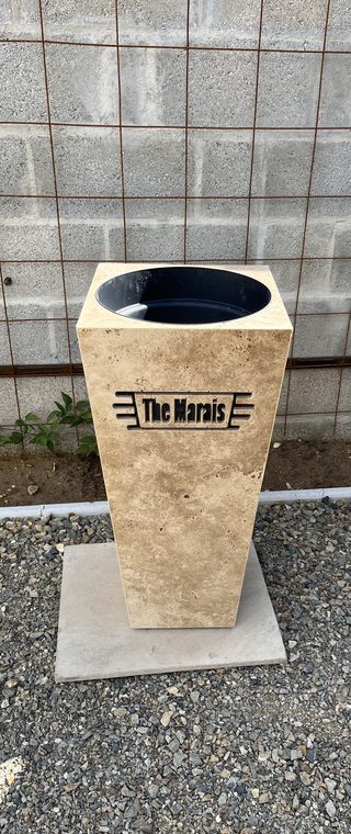 Totem Signature en travertin avec nom gravé et rétroéclairé — photo d'atelier