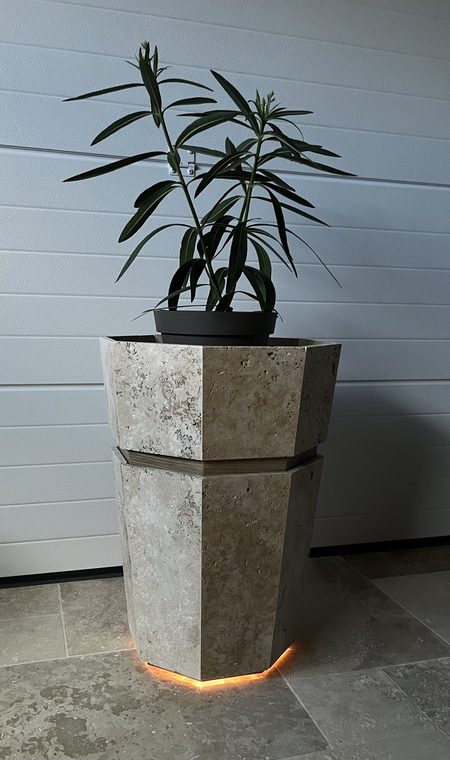 Totem Strate, deux volumes de travertin reliés par une couture lumineuse — photo d'atelier