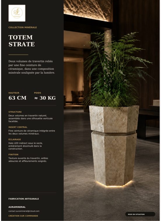 Totem Strate, deux volumes de travertin reliés par une couture lumineuse — mise en situation