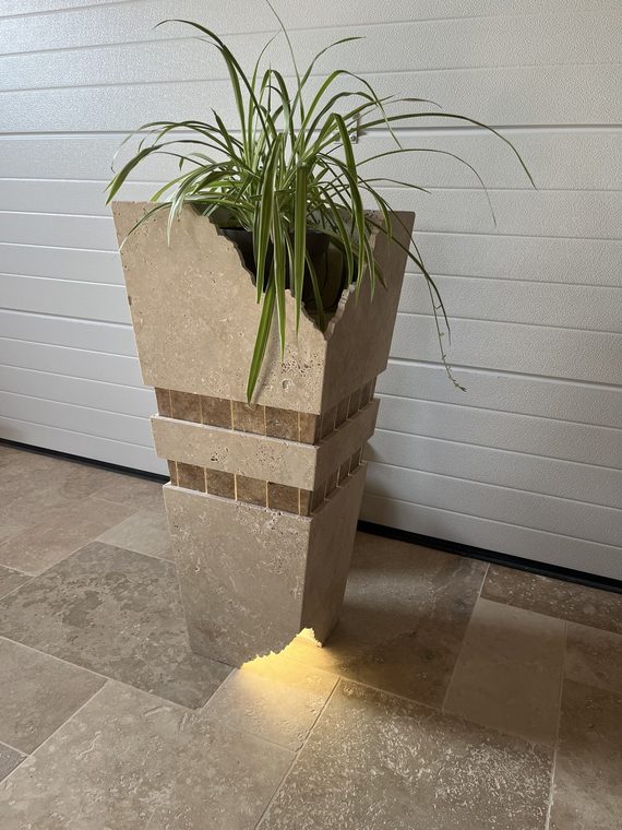 Jardinière lumineuse en travertin, halo rétroéclairé au sol