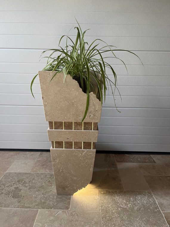 Totem Strates Vives, blocs de travertin superposés et rétroéclairés — photo d'atelier